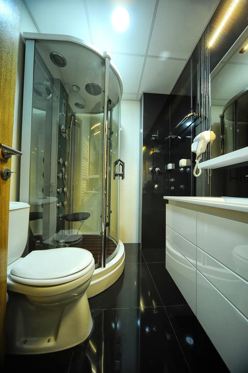 Garni Uni Elita Lux Hotel Ni Rum bild