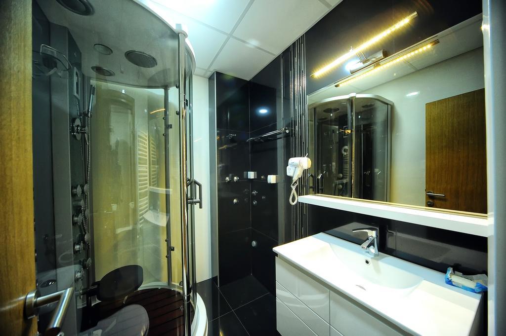 Garni Uni Elita Lux Hotel Ni Rum bild